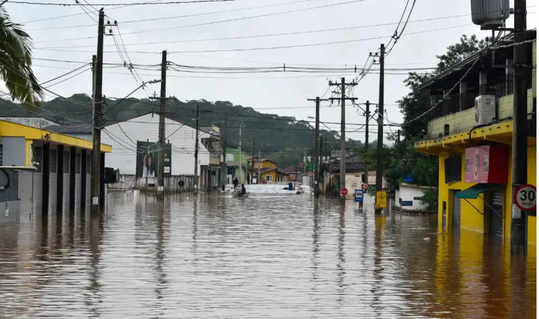 Governo de SP se reúne com prefeitos do Vale do Ribeira para coordenar ações de apoio e reconstrução após fortes chuvas
